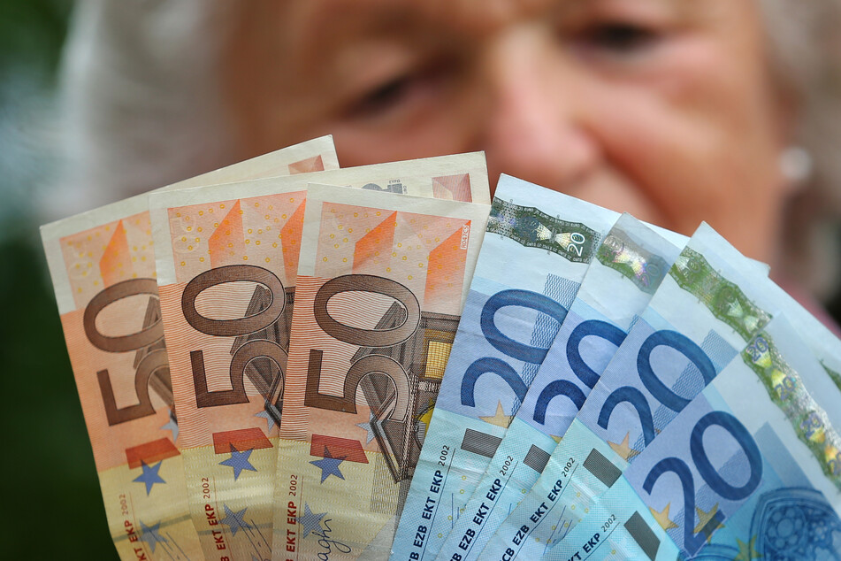 Eine alte Frau zählt ihr Geld - durch die Riester-Rente dürfte in Zukunft noch weniger davon übrig bleiben, kritisieren viele.