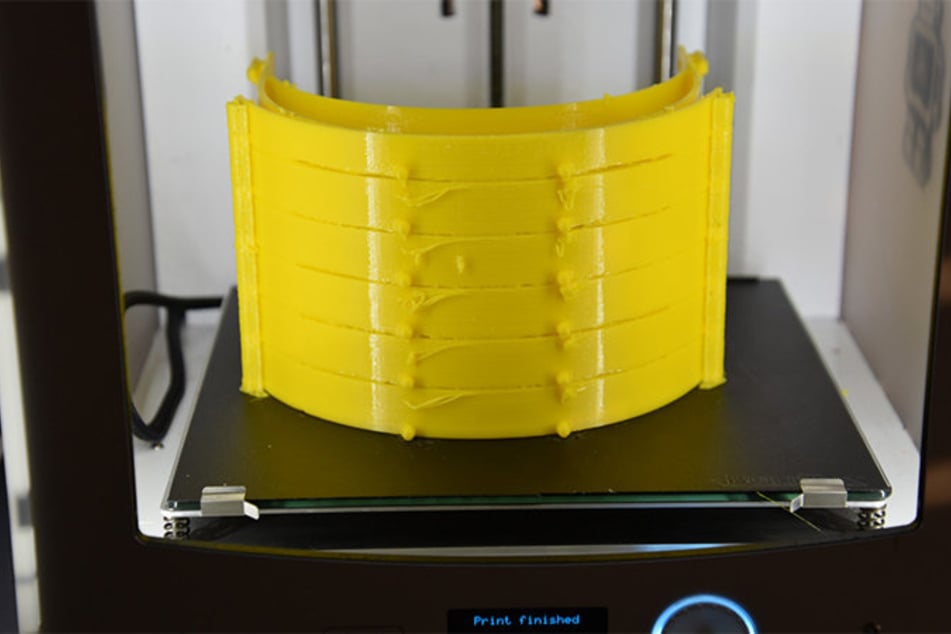 Sechs Visierhalterungen lassen sich in einem Arbeitsgang am 3-D-Drucker herstellen.