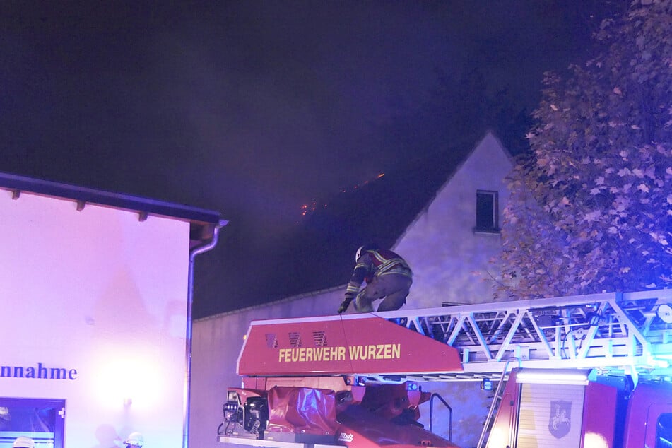 Gleich zweimal musste die Freiwillige Feuerwehr in Wurzen in der vergangenen Nacht zu Hausbränden ausrücken. Bei dem ersten Einsatz traten bei Ankunft der Kameraden bereits Flammen aus dem Dachstuhl.