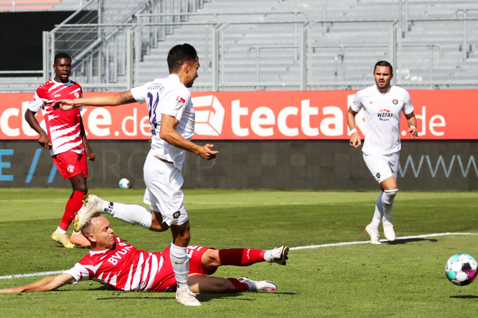 John Patrick Strauß (vorne) schiebt locker zum 1:0 für seine Auer ein.