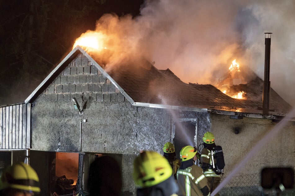 Scheunenbrand im Ilm-Kreis: Mehrere Explosionen durch Gasflaschen