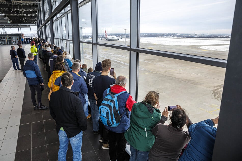 Auch im Terminalgebäude kam es zu regem Andrang angesichts der A380-Landung.