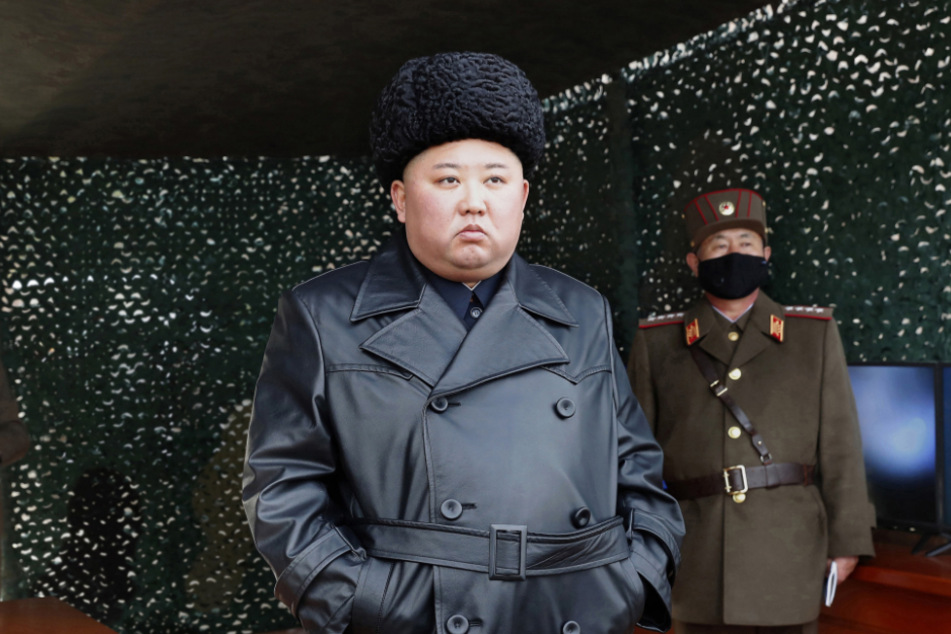 Kim Jong Un, Machthaber von Nordkorea, verfolgt eine Militärübung.