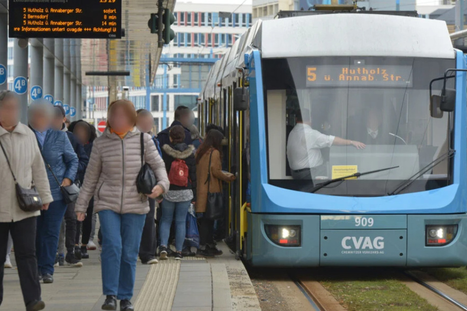 Die Angreiferin schlug nach dem Verlassen der Linie 5 noch mehrfach gegen die abfahrende Straßenbahn. (Archivbild)