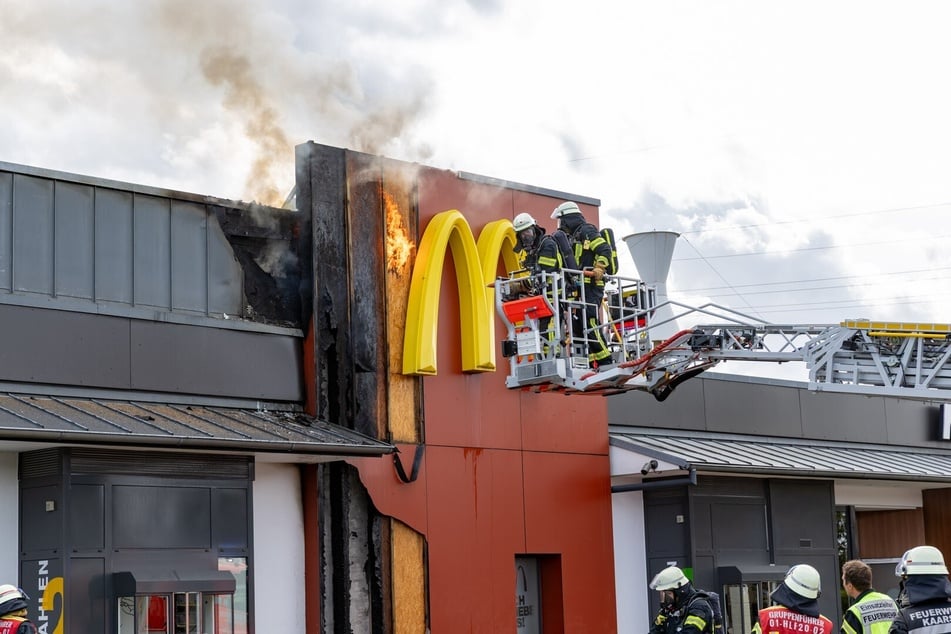 Aufgrund des Feuers in der Fassade konnte sich das Feuer zwischenzeitlich ausbreiten.