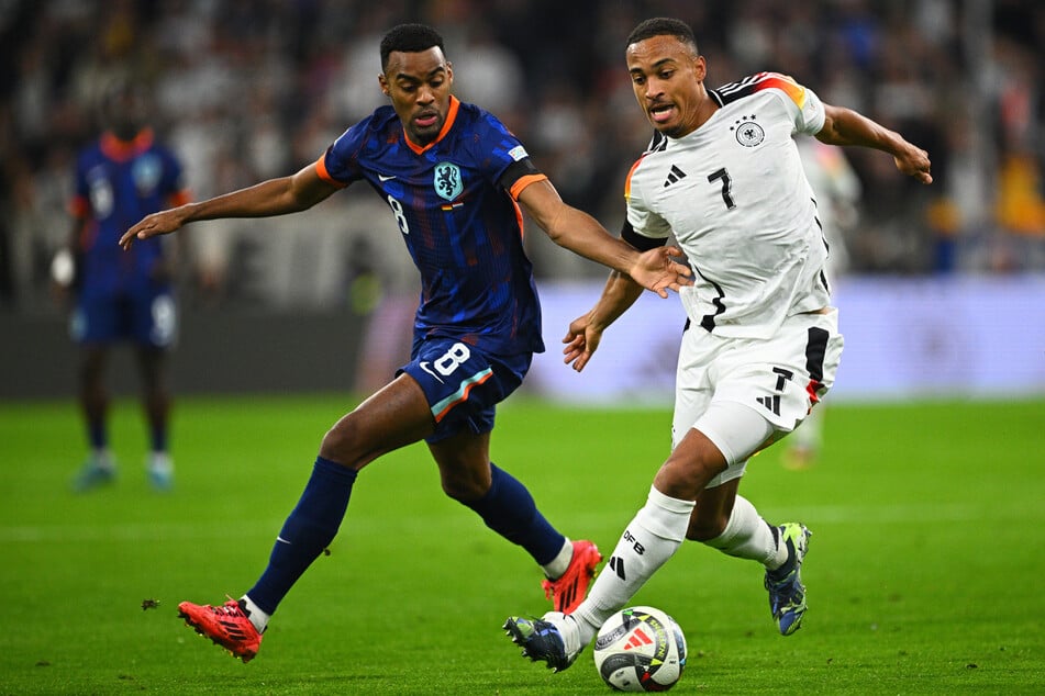 DFB-Akteur Jamie Leweling (r.) und Oranje-Profi Ryan Gravenberch kämpfen um den Ball.