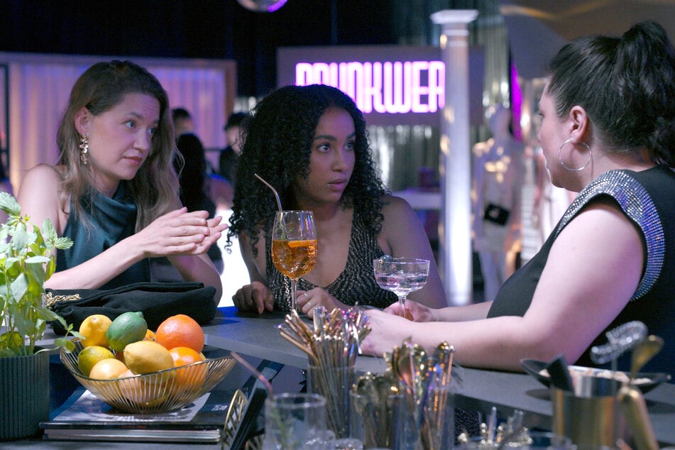 Nathalie (l.) und Imani (M.) hören sich Auszüge aus Vanessas Gefühlswelt an.