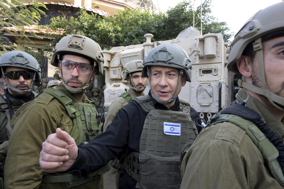 Netanjahu (74, m.) bei einer Sicherheitsbesprechung mit Kommandeuren und Soldaten im nördlichen Gaza.