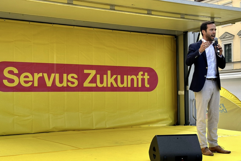 FDP-Spitzenkandidat Martin Hagen (42) will Die Zukunft in Bayern mit einem "Servus" willkommen heißen.