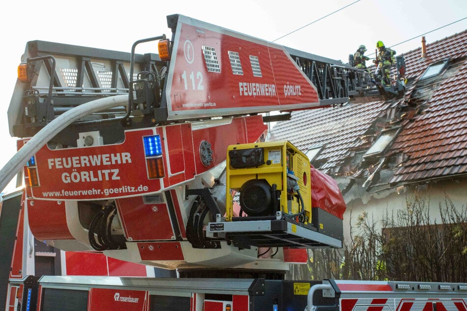 Die Feuerwehr Görlitz war mit einer Drehleiter im Einsatz, um den Dachstuhl zu löschen.