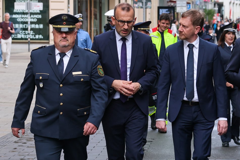 Leipzigs Kripo-Chef Lutz Mädler (48, M.) klärt Anfang Mai Ministerpräsident Michael Kretschmer (51, CDU) über die Ermittlungen zur tödlichen Amok-Fahrt in der City auf. Links im Bild: Polizeipräsident Rene Demmler (54).
