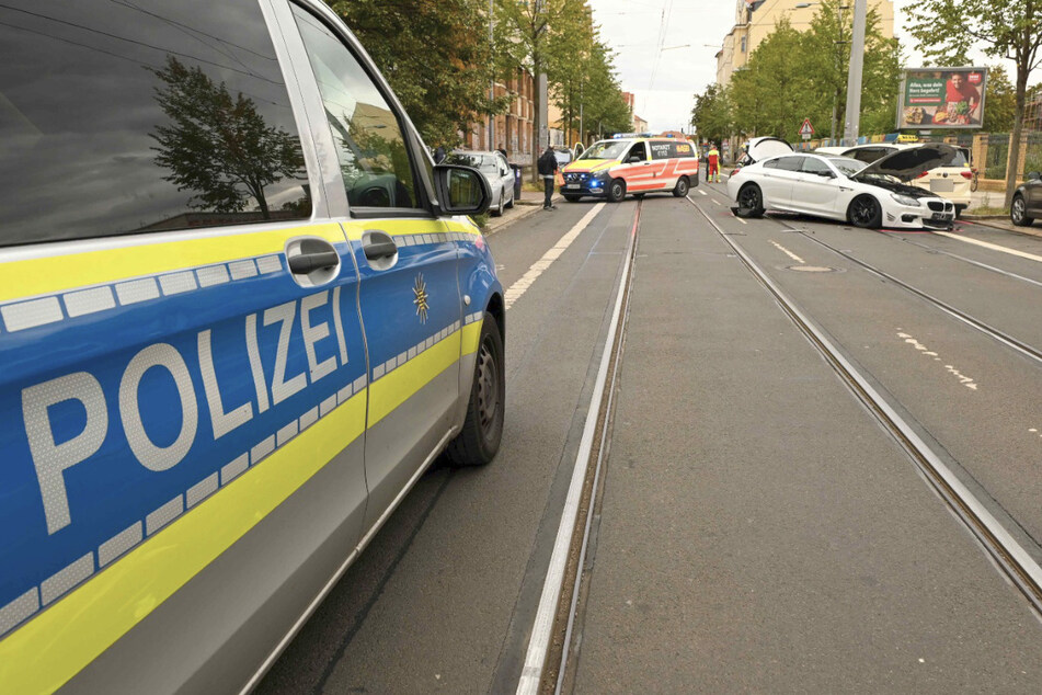 Die Lützner Straße im Leipziger Westen ist am Freitagnachmittag Schauplatz eines schweren Unfalls geworden. Ein BMW Alpina war in den Gegenverkehr geraten.