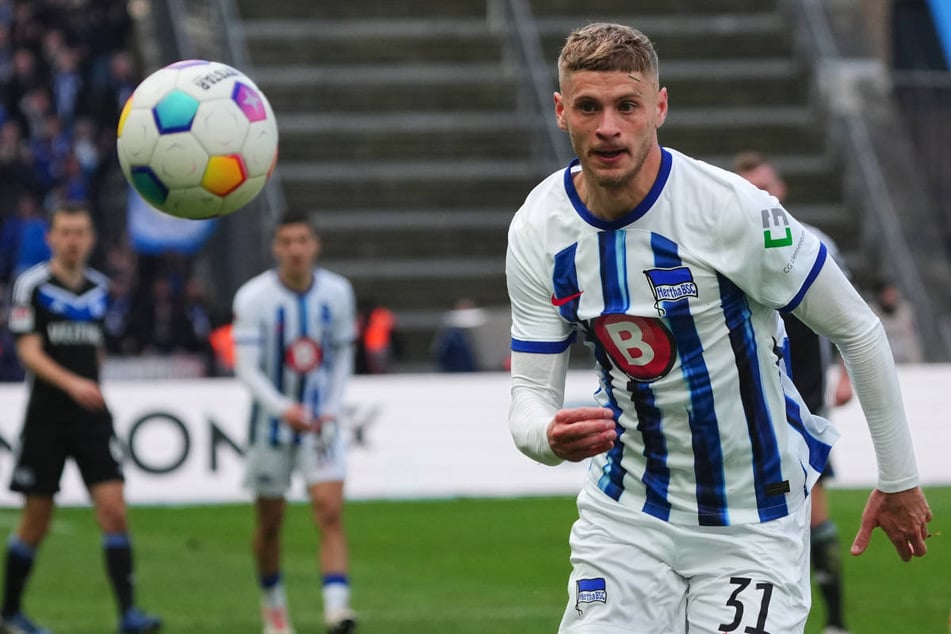 Marton Dardai (22) zählte in der vergangenen Saison zu den Leistungsträgern bei Hertha BSC, ist unter dem neuen Coach Cristian Fiél (44) aber bislang ins Hintertreffen geraten.