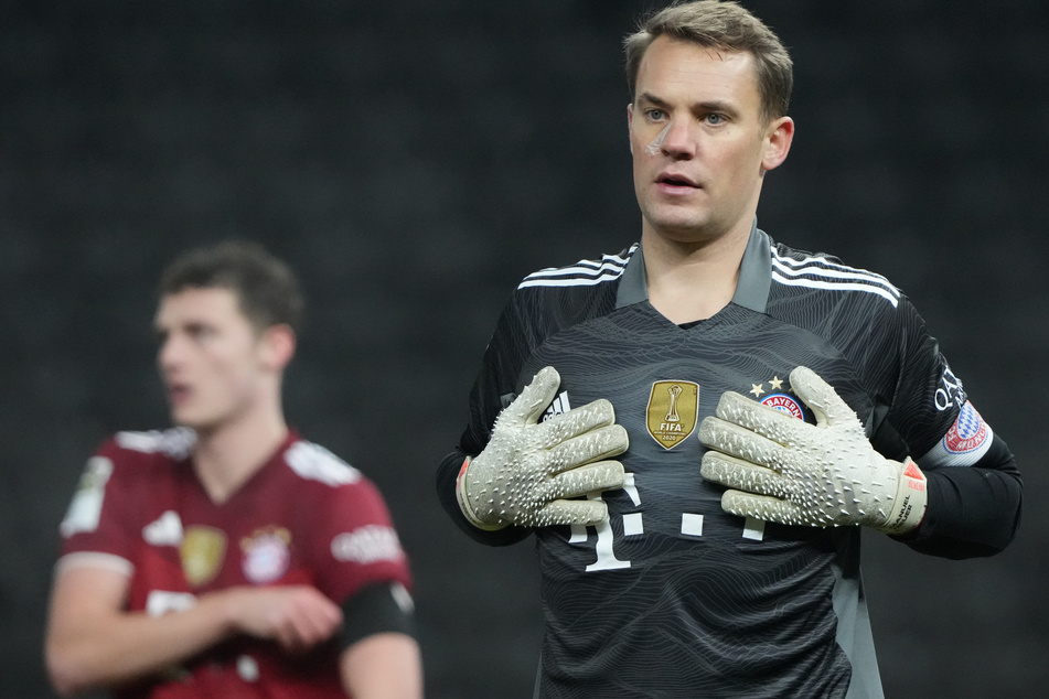 Wie lange steht Schlussmann Manuel Neuer (35, r.) noch im Kasten des FC Bayern München? Ein Karriereende scheint nicht in Sicht.