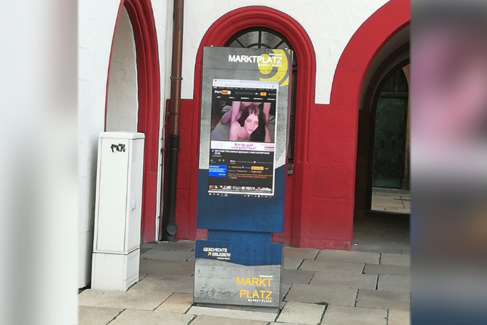 Verstörender Anblick! Auf dem Bildschirm der digitalen Infosäule am Markt lief am Donnerstag ein Porno über die Mattscheibe.