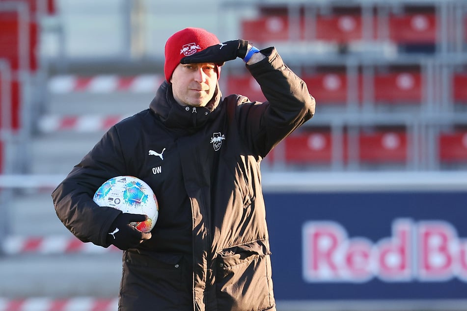 RB Leipzigs Trainer Ole Werner (37) versuchte am Donnerstag, seinem verletzungsgeplagten Spieler Assan Ouedraogo (19) Mut zu machen.