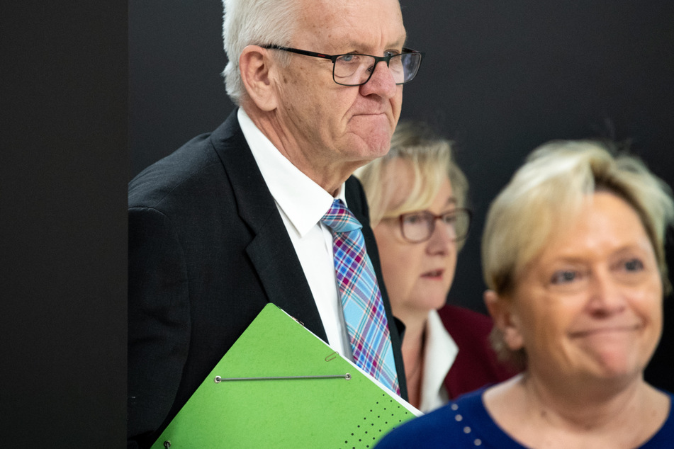 Im Bild (l-r): Ministerpräsident Winfried Kretschmann (Grüne), Theresia Bauer (Grüne, Wissenschaftsministerin) und Kultusministerin Susanne Eisenmann.