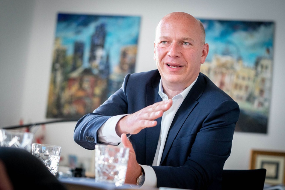 CDU-Parteichef Kai Wegner fordert eine Pflicht für Lehrkräfte und Schüler, FFP2- oder medizinische Masken zu tragen.
