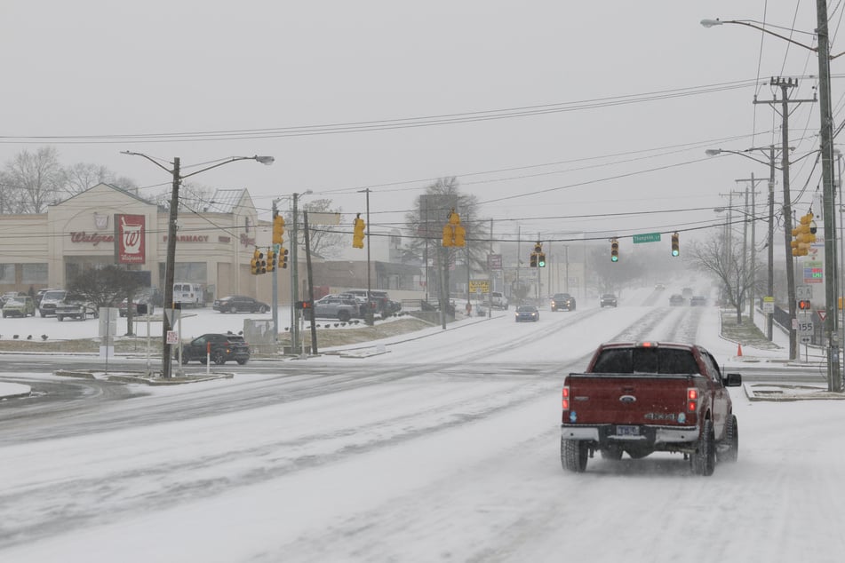 Snow begins to collect on Nolensville Pike on Saturday in Nashville, Tennessee.