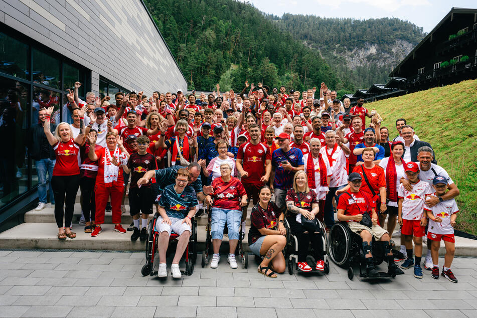 Die mitgereisten Fans von RB Leipzig durften sich über ein ausgesprochen cooles Mannschaftsbild freuen.