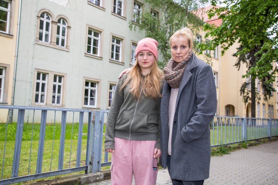 Mama Doreen Z. (47) mit Tochter Madeleine (16) vor der 64. Oberschule in der Linzer Straße. Weil sie bei ihren Lehrern auf Unverständnis stieß, ist die Schülerin mittlerweile auf eine Privatschule gewechselt.