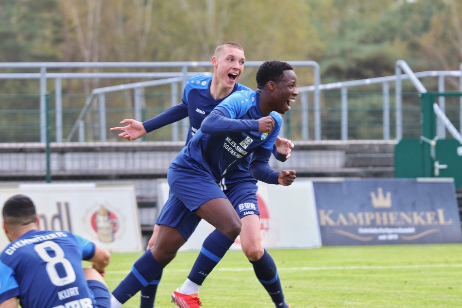 Benjika Caciel (M.) und Simon Roscher (r.) bejubeln den Führungstreffer der Chemnitzer.