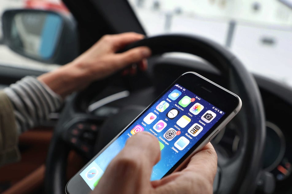 Die Polizei erwischte einen Autofahrer auf der A14 am Handy. Er wurde mit einem Haftbefehl gesucht. (Symbolbild)