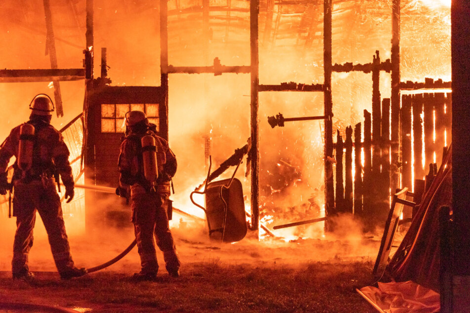 Feuerwehrleute kämpfen gegen die Flammen.