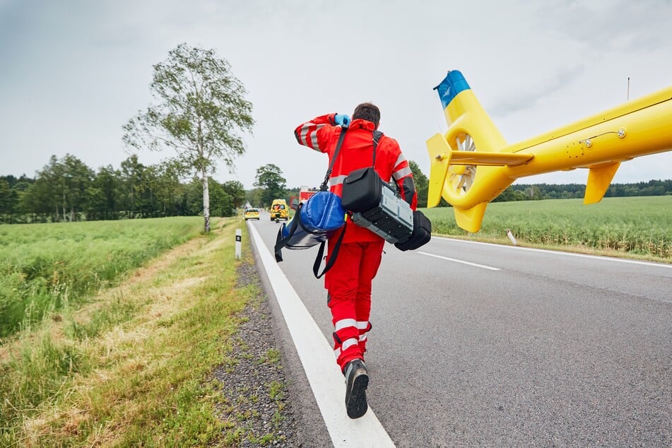 Neben zahlreichen Rettungskräften waren am Sonntag auch zwei Hubschrauber im Einsatz. Für die Insassen des E-Autos kam jedoch jede Hilfe zu spät. (Symbolbild)