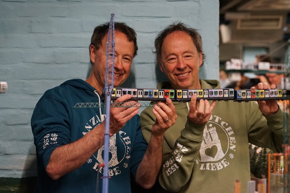 Gerrit und Frederik Braun setzten die Jubiläums-S-Bahn am Dienstag persönlich im Hamburg-Abschnitt des Miniatur Wunderlands auf die Schienen.