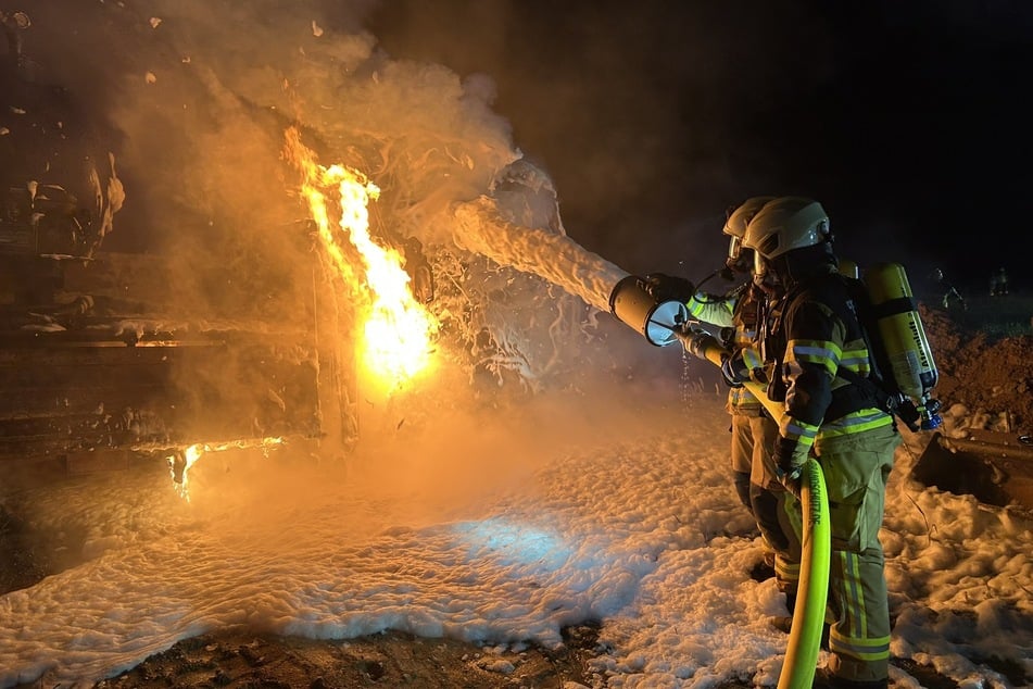 Zahlreiche Feuerwehrleute des Landkreises Leipzig eilten herbei, um den Brand zu löschen. Mit Wasser und Schaum gingen die Kameraden gegen die Flammen vor.
