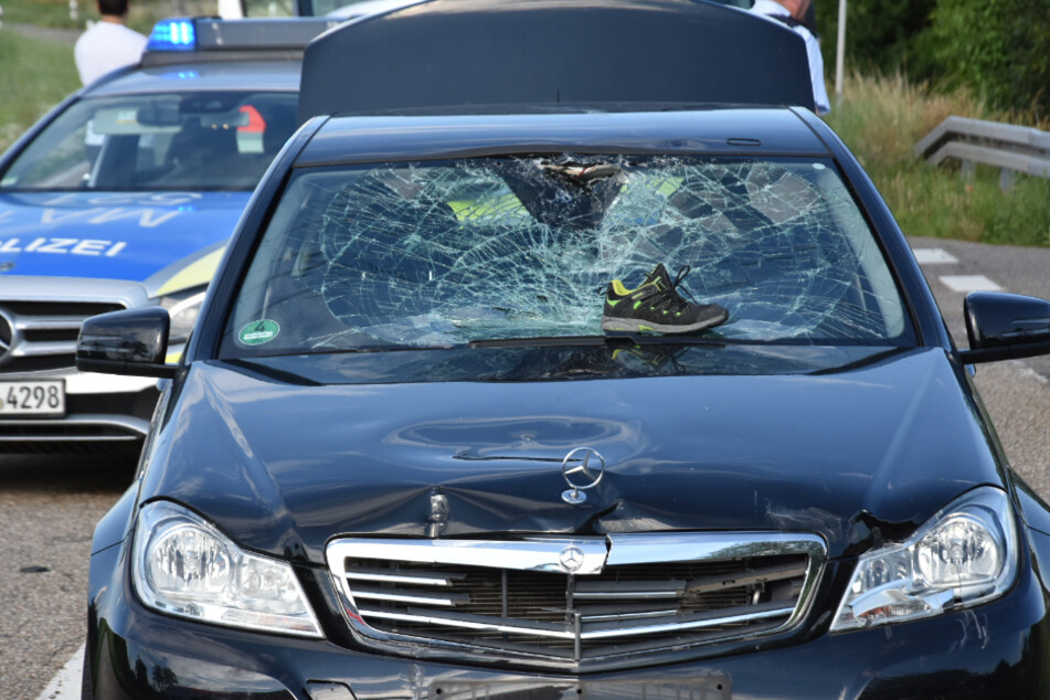 Die Windschutzscheibe wurde bei dem Unfall eingedrückt.