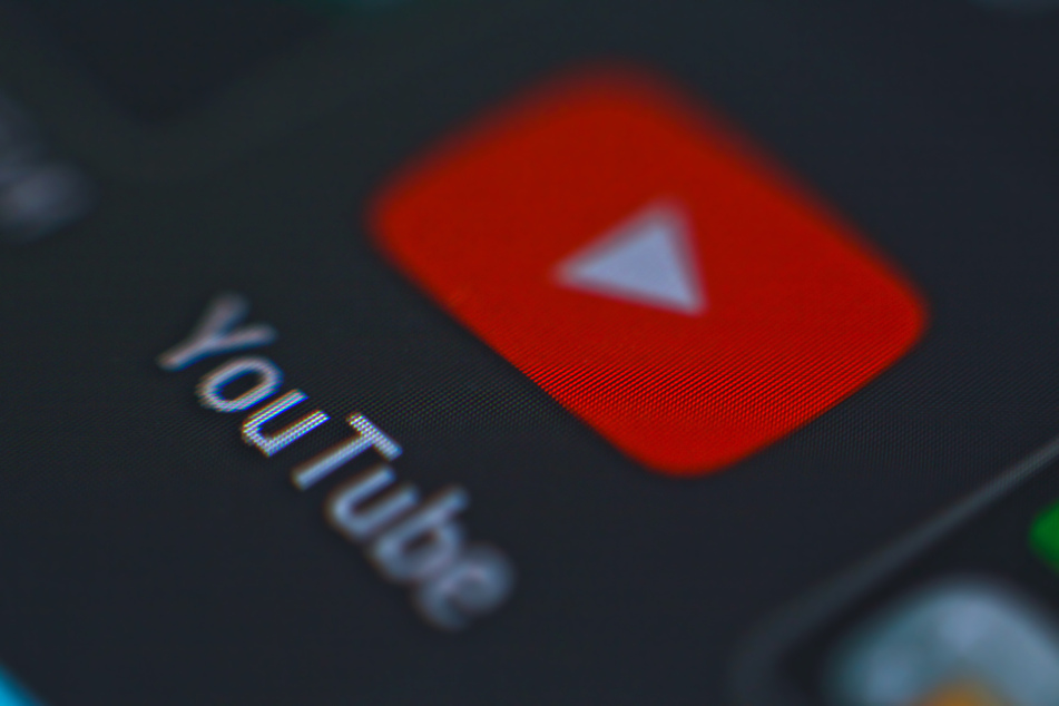 Ein Livestream hat auf der beliebten Onlineplattform YouTube für Aufsehen und bei der Polizei für gleich zwei Einsätze an einem Abend gesorgt!