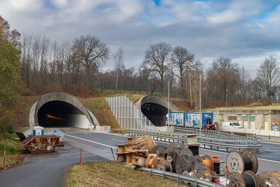 26 Kilometer millimetergenau geschnittene Fugen lieferte "Sachsen-Säge" für die Sanierung des Tunnels Königshainer Berge. (Archivbild)
