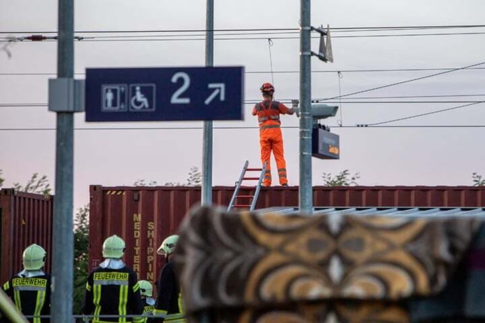 Auf einem abgestellten Güterwaggon hätte ein 16-Jähriger seinen Leichtsinn beinahe mit dem Leben bezahlen müssen. (Symbolbild)