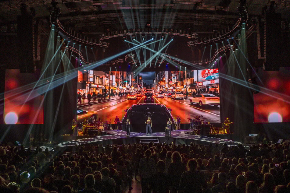 Anlass für den Besuch: Ramazzottis aktuelle "Una Storia Importante"-Tour. Dabei hielt es die Zuschauer in der Arena nicht lange auf den für sie aufgebauten Stühlen. Im Gegenteil...