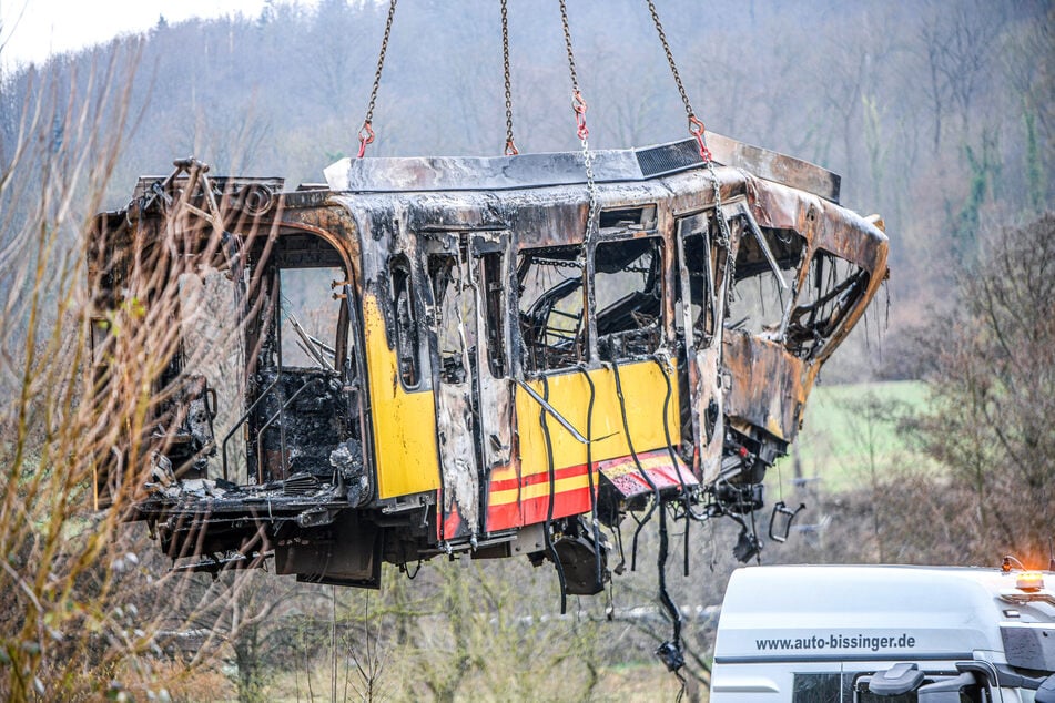 Die Stadtbahn war an einem unbeschrankten Bahnübergang mit dem mit mehreren tausend Litern Heizöl beladenen Lkw zusammengekracht.