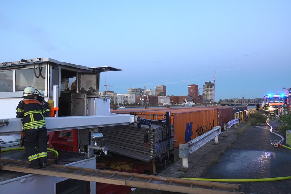Am Mittwochabend ist ein Feuer auf einem Schiff im Hamburger Hafen ausgebrochen.