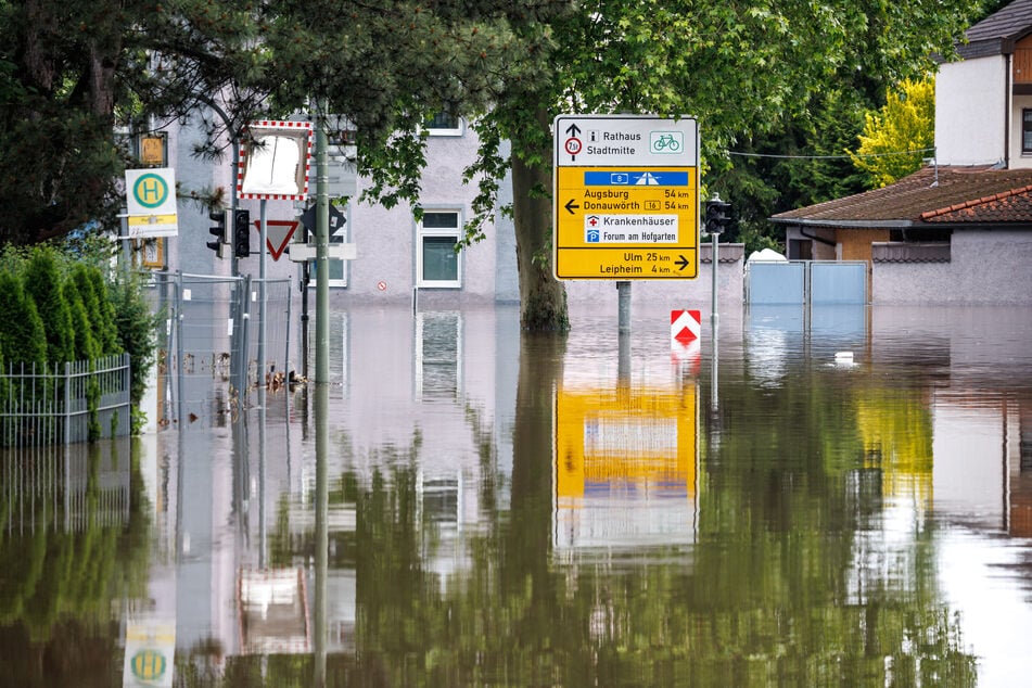 Im Landkreis Günzburg kenterte ein Boot der DLRG. Seither wird ein Feuerwehrmann vermisst.