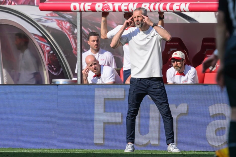 In der ersten Halbzeit war RB Leipzigs Trainer Marco Rose (47) überhaupt nicht zufrieden mit dem Spiel seiner Jungs.