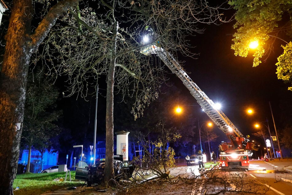 Auch die Feuerwehr war im Einsatz, um die Unfallstelle zu sichern.