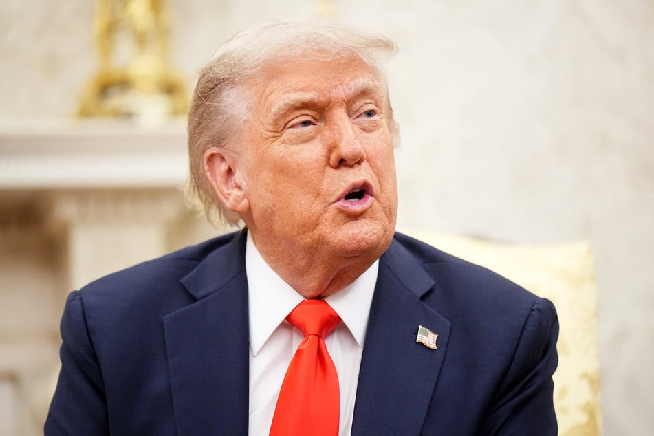 US-Präsident Donald Trump (78) spricht beim Empfang von Bundeskanzler Merz (CDU) im Oval Office im Weißen Haus.