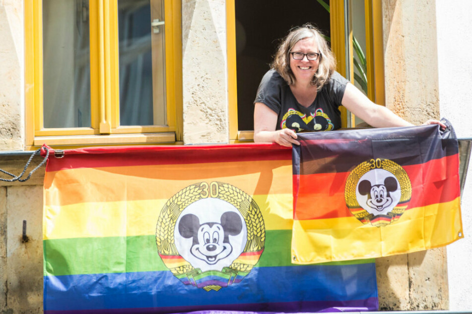 Ob in Deutschlandfarben oder mit Regenbogen - Ulla Wacker (48) zeigt im BRN-Büro Flagge.