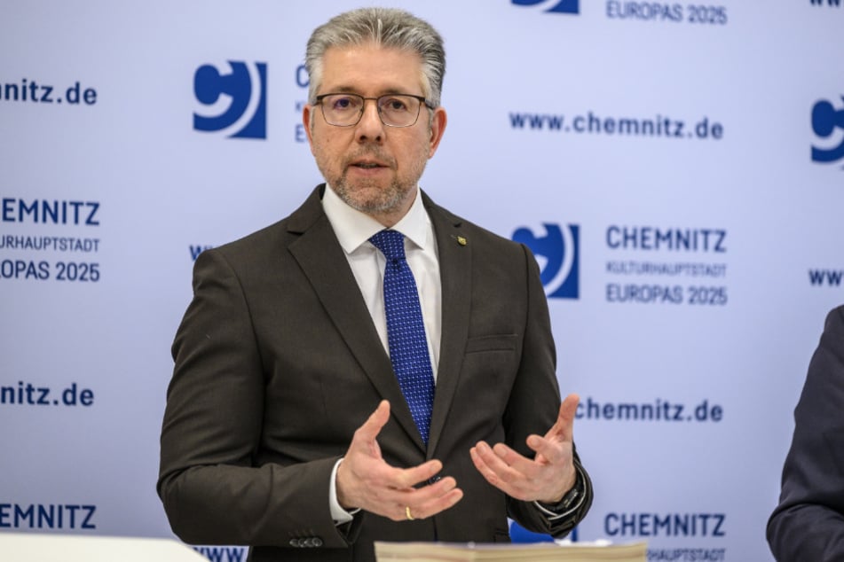 Stadtkämmerer Ralph Burghart (56, CDU) besteht auf der Durchsetzung der Sparbeschlüsse vom Frühjahr.