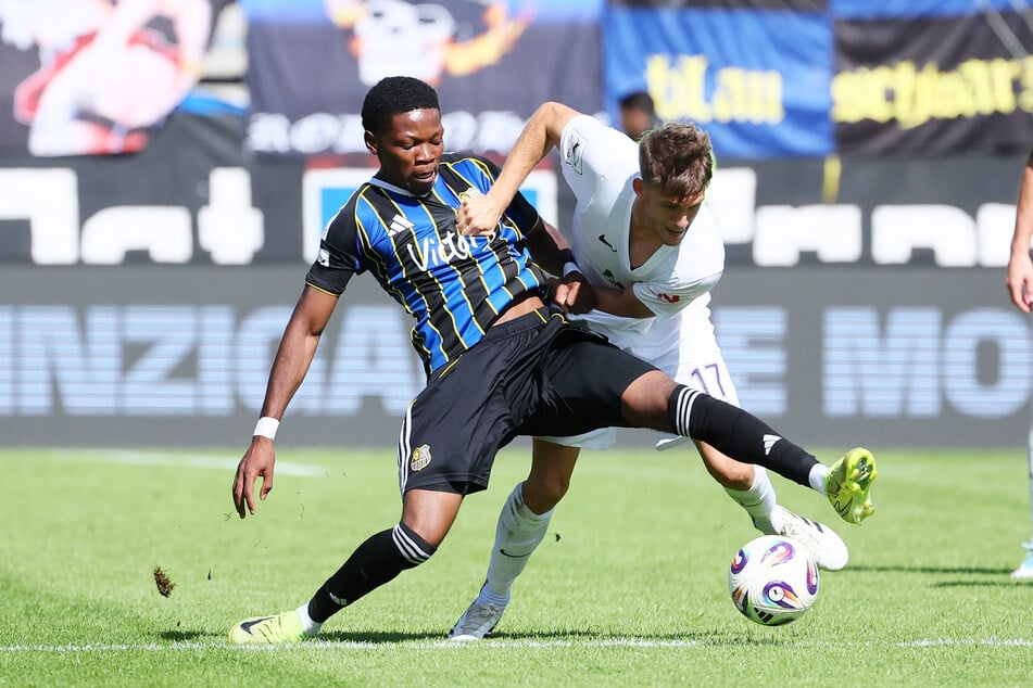 Rodney Elongo-Yombo im Zweikampf mit Aue-Kicker Pascal Fallmann.