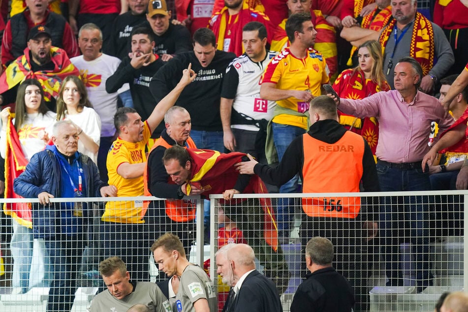 Sowohl das Schiedsrichterteam (u.) als auch die niederländische Handball-Nationalmannschaft bekam den Frust der nordmazedonischen Fans ab.