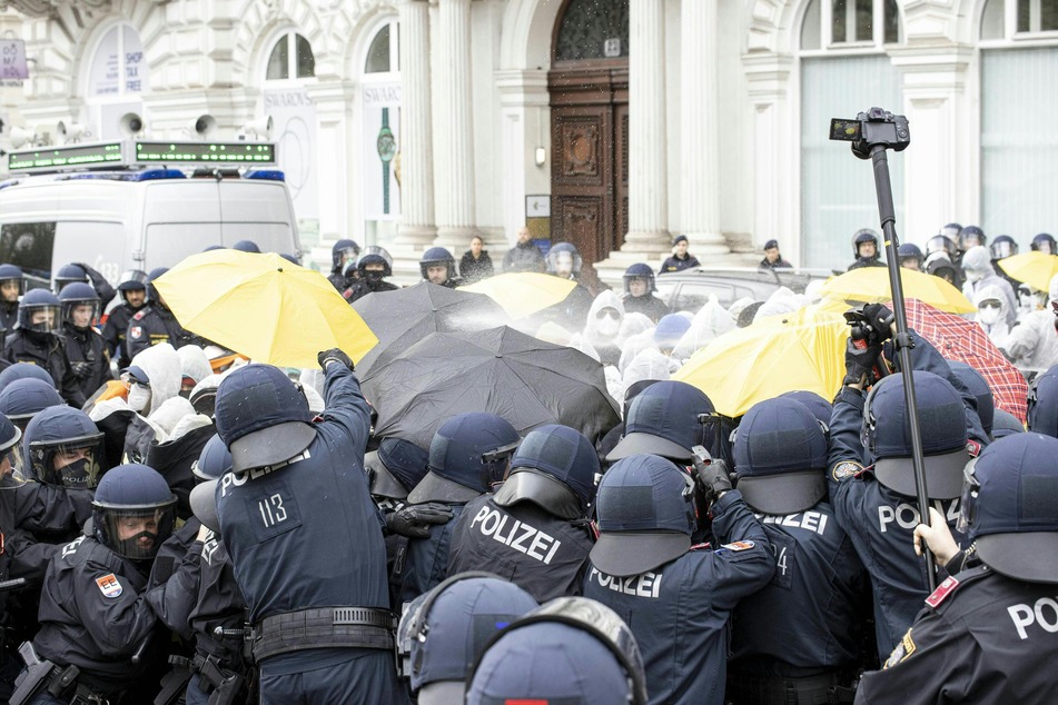 Mit Regenschirmen versuchten sich Demonstranten in der Wiener Innenstadt gegen Pfefferspray zu schützen.