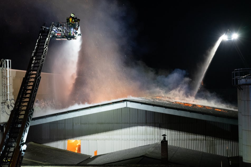 Papierfabrik steht lichterloh in Flammen: Großeinsatz der Feuerwehr in Südhessen