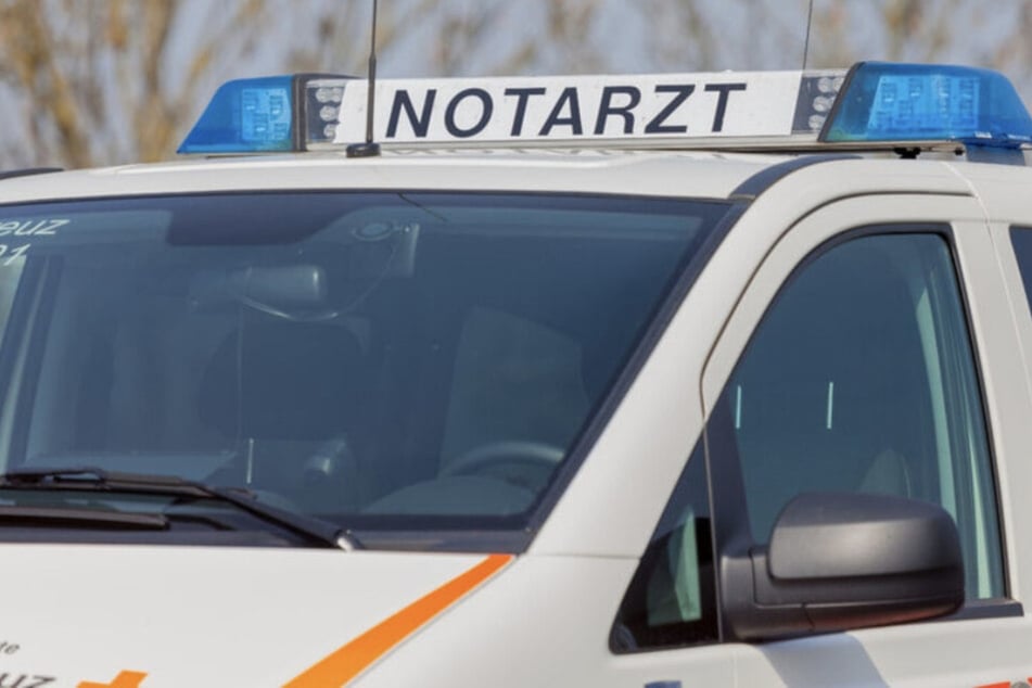 Frau (†43) fährt bei Lützen gegen Baum und stirbt: Begleiter (18) schwer verletzt