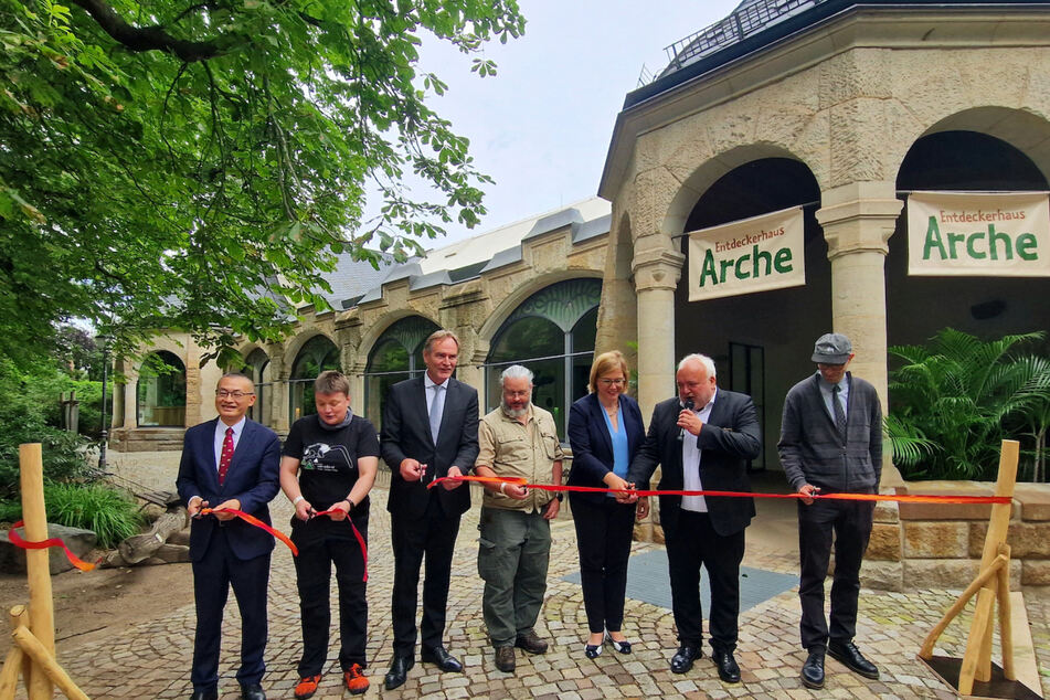 Das Entdeckerhaus Arche wurde unter anderem von Zoodirektor Prof. Jörg Junhold (59, 2.v.r.) eingeweiht.